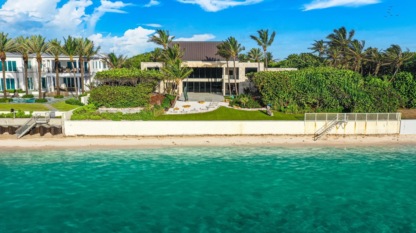 Ocean-to-lake estate in Manalapan, Florida